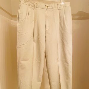 Men’s Van Heusen khaki style pants